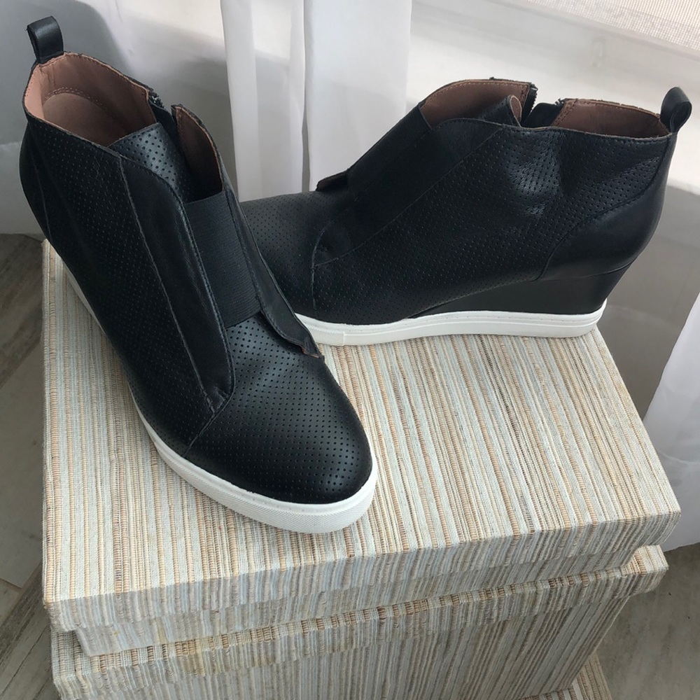 Linea Paolo Felicia wedge bootie